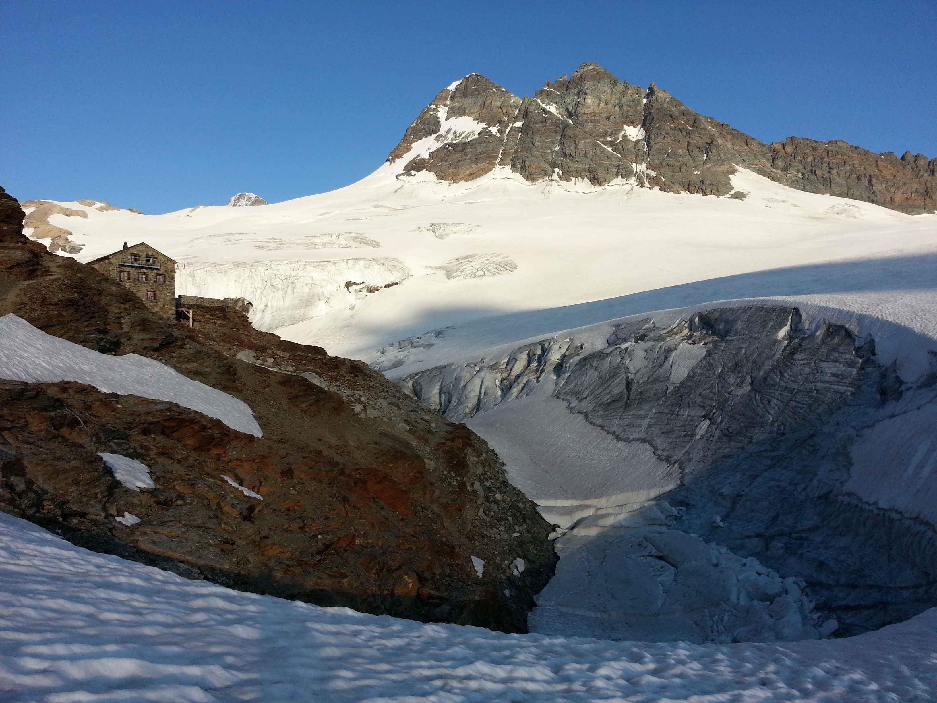 Gletscher sind markante landschaftsprägende Elemente. In höheren Lagen ermöglicht die Schneebedeckung einen einfachen Aufstieg, während Abbrüche, Spalten und blankes Eis den Zugang zum und vom Gletscher weg zunehmend zu einer Herausforderung machen können. Heute wegen akuter Felssturzgefahr geschlossene Mutthornhütte SAC, 2012 © Ch. Lüthi