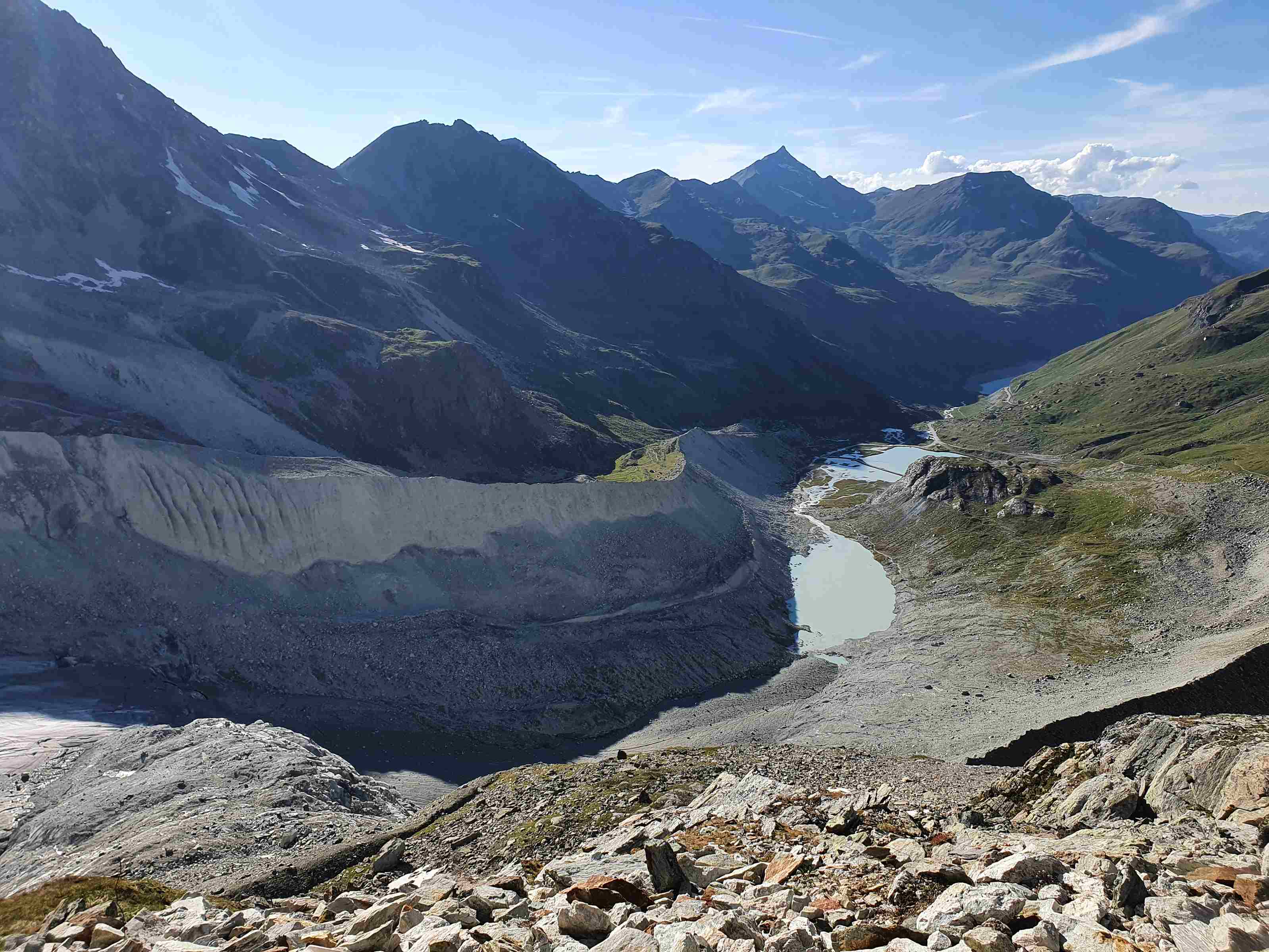 Nach dem Rückzug des Moiry-Gletschers verbleiben die markanten Seitenmoränen. Dazwischen entsteht langsam ein neuer Lebensraum mit Seen und an ein Gletschervorfeld angepasster Vegetation. © Ch. Lüthi