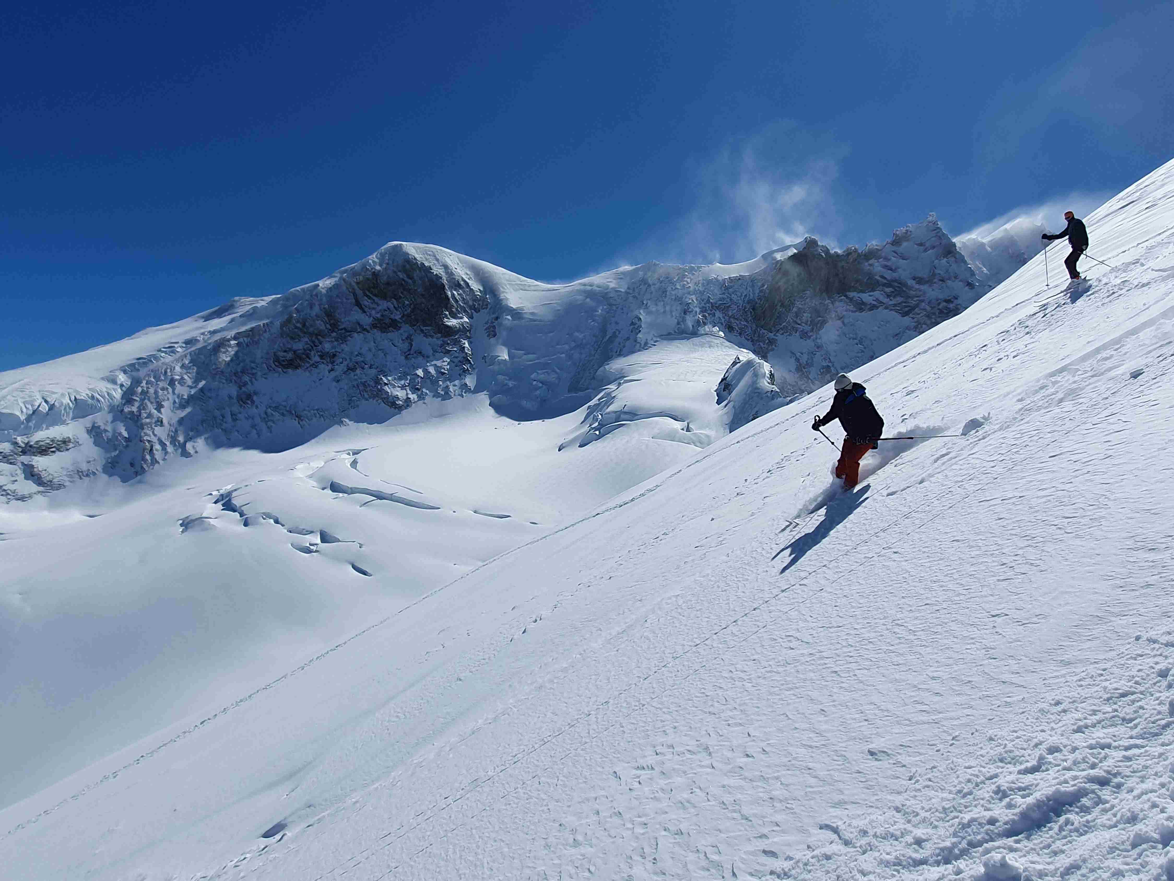 Noch sind Tiefschnee-Abfahrten in der Gletscher-Wunderwelt möglich. Doch wie lange noch? Vor der Bishorn-Weisshorn-Gruppe, Frühjahr 2023 © Ch. Lüthi